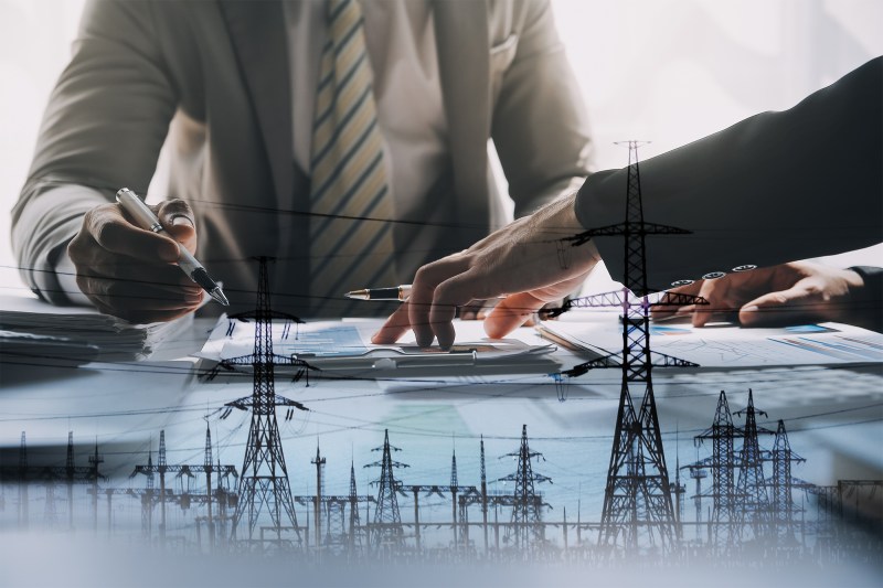 Costuri energie pentru firme. Colaj: Ion Mateș / Hotnews. Foto: Dreamstime, Shutterstock