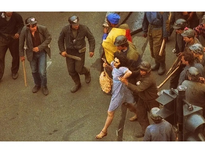 Iliescu Funeral: "Woman in Blue Dress" Reveals Concerns About New Generation - News Directory 3