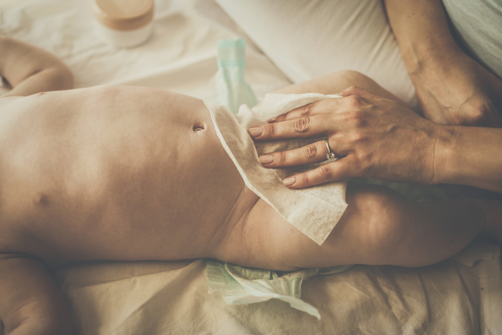 Fetiță sau băiețel, zona scutecului are nevoie de atenție specială: pielea e delicată, sensibilă și expusă zilnic la umezeală, căldură și frecare. FOTO: Shutterstock