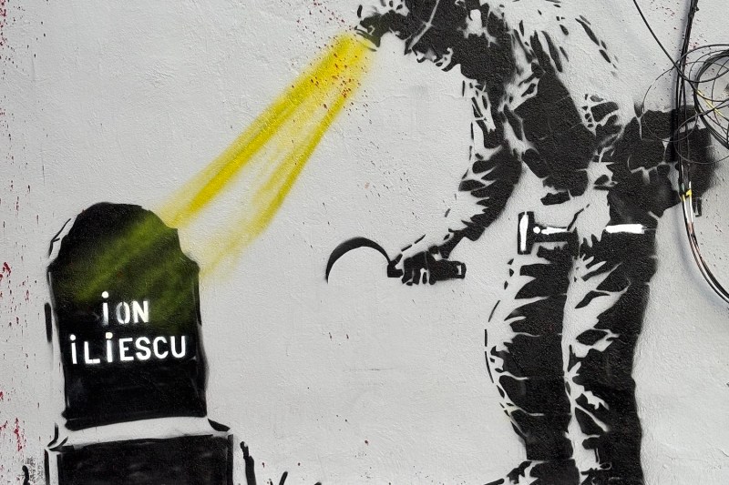 Interviu cu „Banksy de România”, artistul anonim care a umplut Bucureștiul cu desene cu impact social puternic: „Orice artist are obligația să spună adevărul”