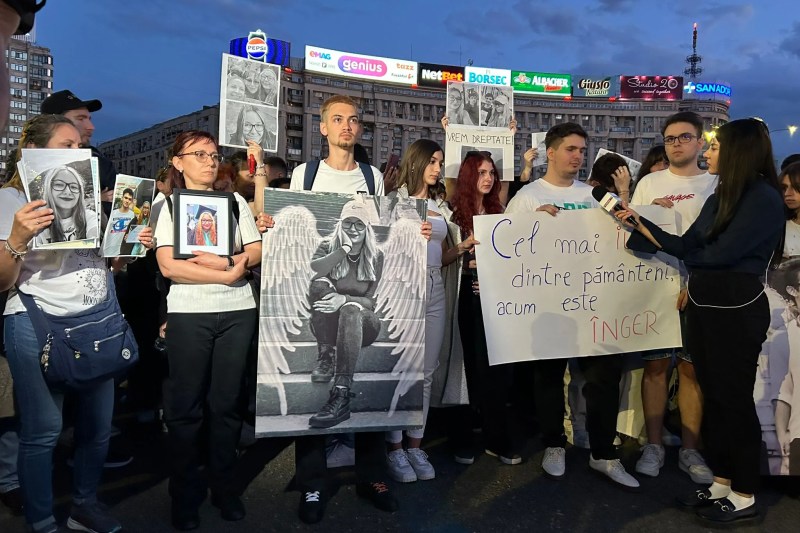 13 aprilie 2024 - Protest în Piața Victoriei din București față de Piața Victoriei, față de nerezolvarea dosarului crimei de la „2 Mai”. Foto: David Bularca / Hotnews