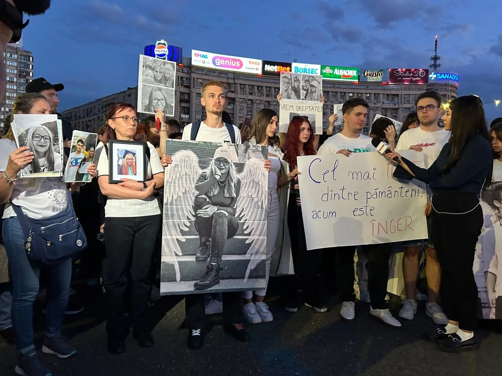 13 aprilie 2024 - Protest în Piața Victoriei din București față de Piața Victoriei, față de nerezolvarea dosarului crimei de la „2 Mai”. Foto: David Bularca / Hotnews