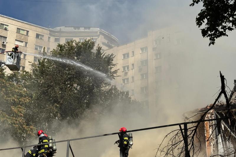 FOTO/VIDEO Incendiu la un restaurant dezafectat din centrul Capitalei. Avertizare RO-Alert transmisă populației