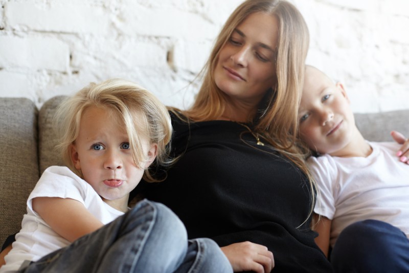 Cel mai dureros gând e acela că acest copil ar putea simți diferența, chiar dacă îmi dau toată silința să o ascund. FOTO. Shutterstock