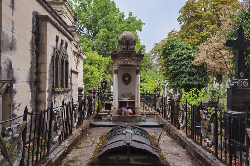 Mormântul Iuliei Hașdeu, cel mai jefuit cavou din Cimitirul Bellu, va fi pus în siguranță. Monumentul, la care nu s-a intervenit de peste un secol, stă acum să cadă