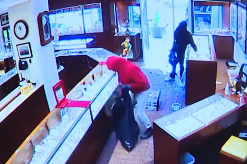 VIDEO Jaf de circa 2 milioane de dolari, în doar 90 de secunde. Hoții au fugit cu sacii plini de bijuterii