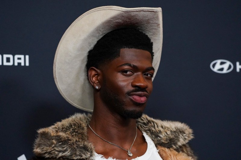 Surprins în lenjerie intimă și cizme de cowboy pe o stradă din Los Angeles, rapperul Lil Nas X a ajuns la spital, apoi în arest