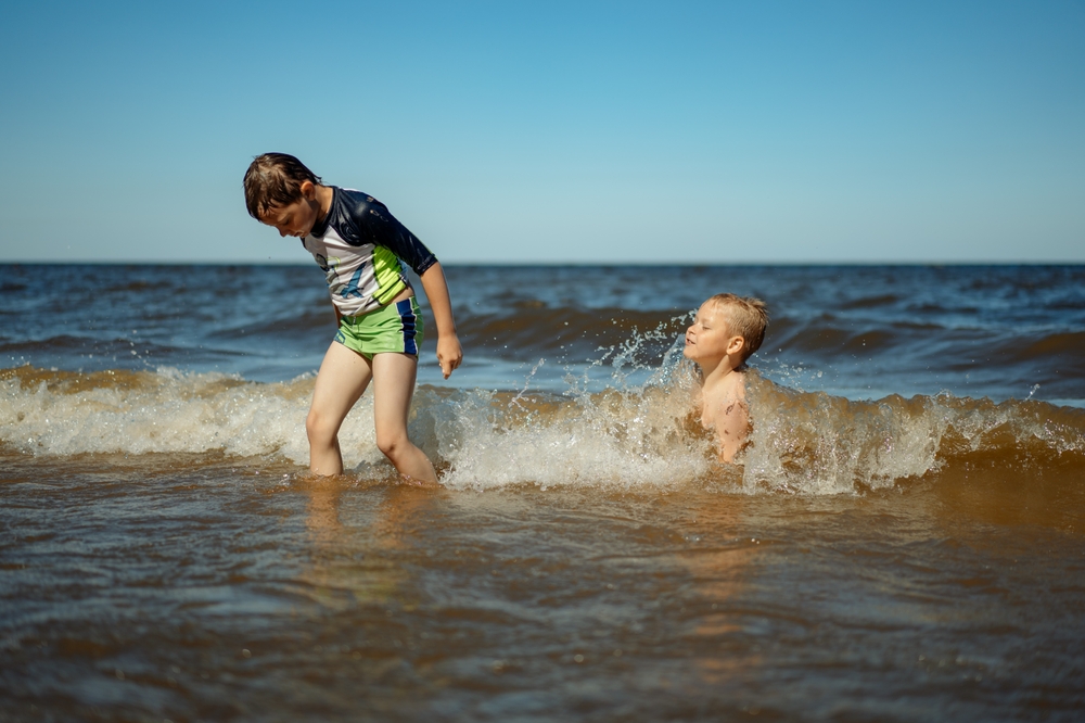 Marea nu e toaletă publică, iar copiii ar trebui să învețe asta de la părinții lor. FOTO: Shutterstock