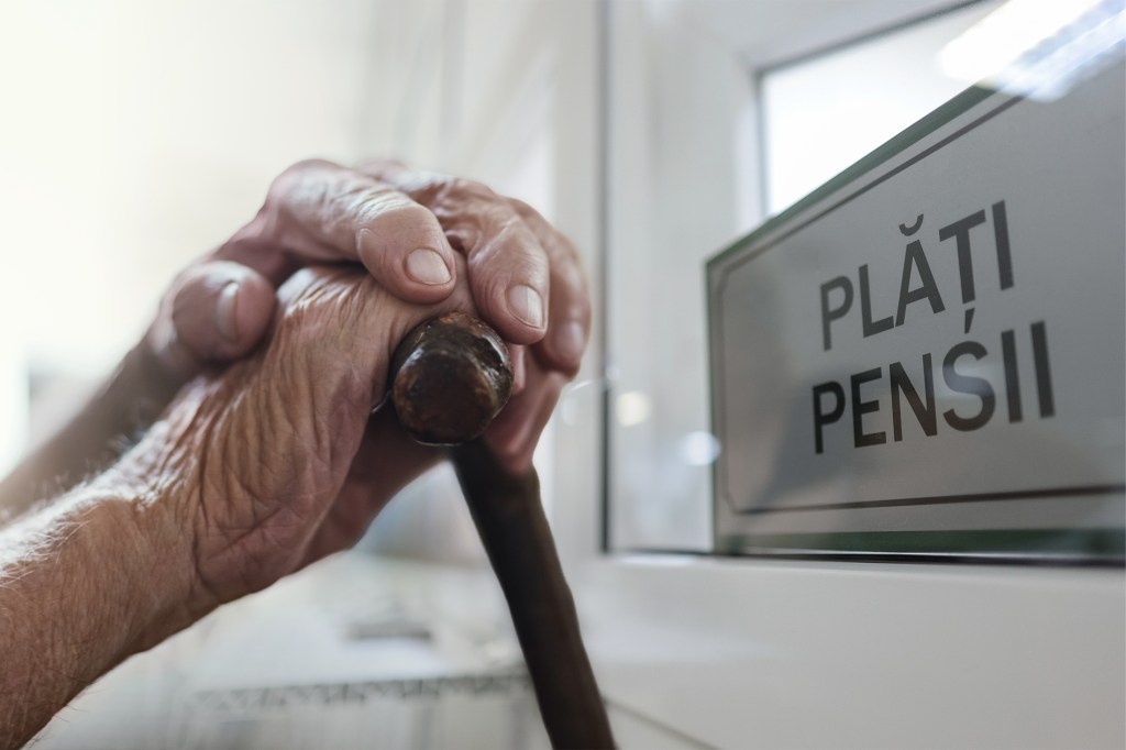 Plăți pensii. Colaj Hotnews. Foto: Inquam Photos, Shutterstock