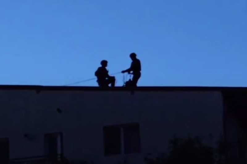 Bărbatul din Otopeni acuzat că l-a ucis pe copilul iubitei sale și care s-a baricadat în casă a fost reținut / De ce a durat 13 ore intervenția poliției