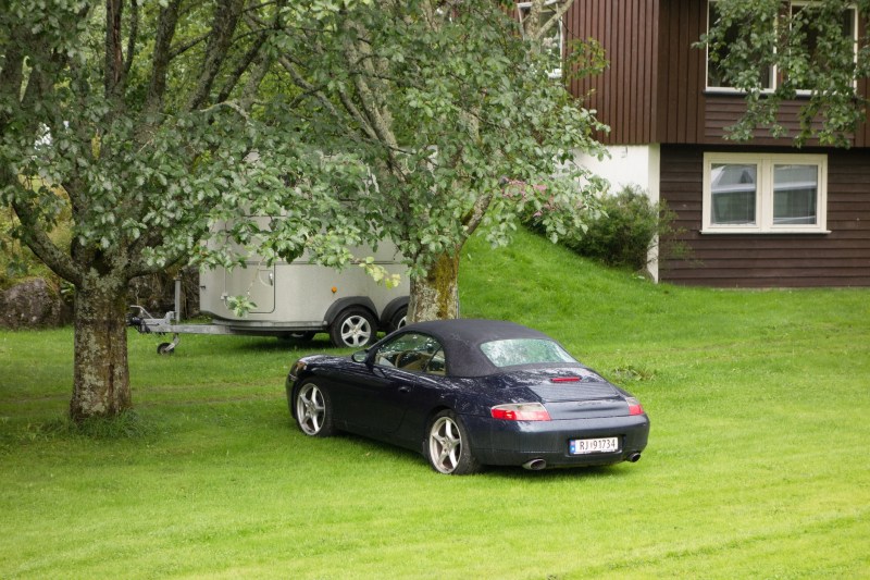 Un misterios Porsche Carrera negru năpădit de buruieni stârnește speculații într-un cartier din Amsterdam