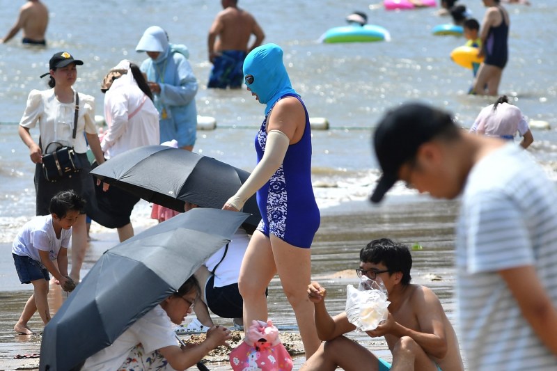 FOTO O nouă modă la plajă printre chinezi atrage nemulțumirea Partidului Comunist de la Beijing