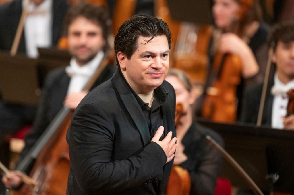 Dirijorul Cristian Măcelaru, la finalul unui concert susținut la Koln Foto: Profimedia