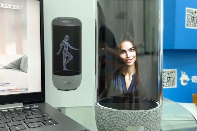 Șeful unei firme care pariază pe chatboți de companie spune că aceștia vor face relațiile reale „mult mai profunde”