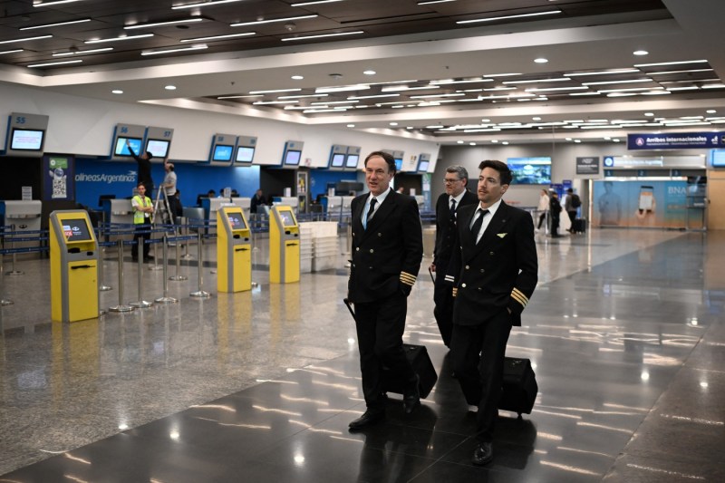 Companiile aeriene propun majorarea vârstei de pensionare pentru piloți la 67 de ani