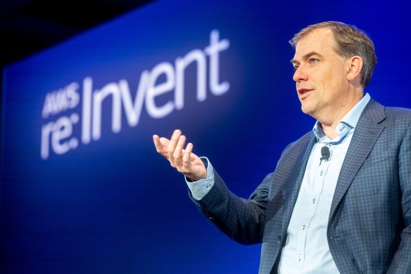 Șeful AWS spune că inteligența artificială nu trebuie să înlocuiască angajații tineri: E „cel mai prostesc lucru”