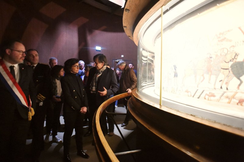 Mii de francezi încearcă să oprească împrumutarea către Marea Britanie a uneia din comorile lor naționale, tapiseria de la Bayeux