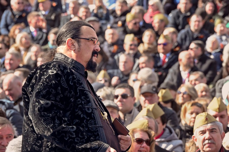 Un actor de la Hollywood și-a deschis o afacere în Rusia, anunță presa de la Moscova, care îl descrie pe Steven Seagal drept „ruso-american”