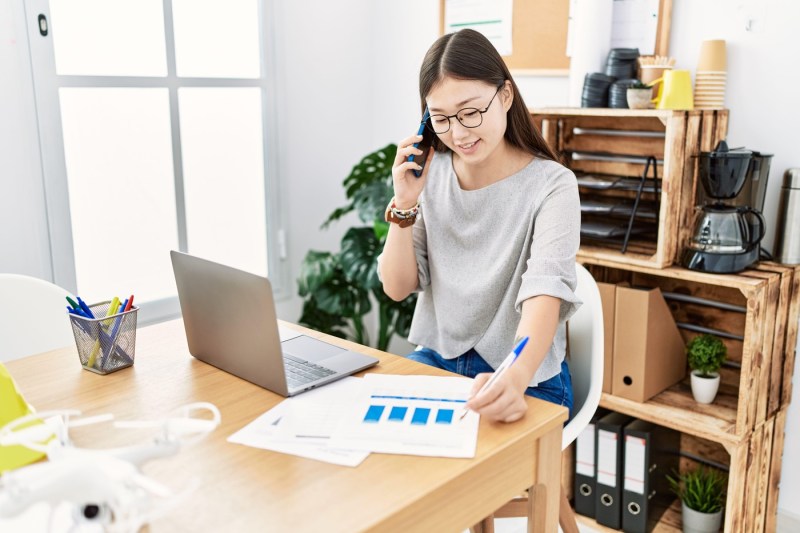 Tinerii șomeri din China au ajuns să plătească companii pentru a merge la locuri de muncă false. „Au nevoie de aceste locuri”, spune un profesor / Cum explică