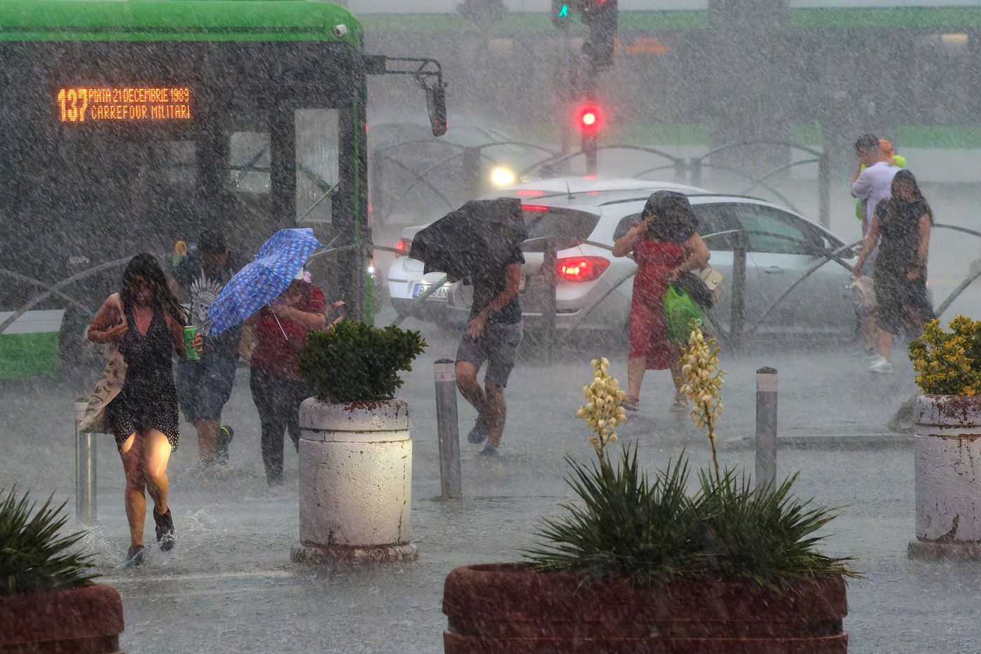 Răcire severă în toată țara: De la 24 de grade, la ploi și ninsori. Când se schimbă vremea