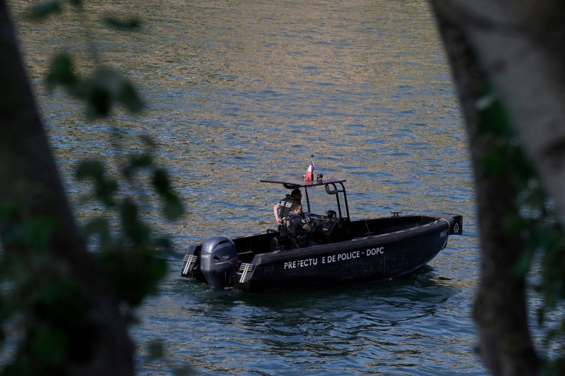 Poliția franceză a reținut un suspect după ce 4 cadavre au fost descoperite în fluviul Sena, la distanță mică între ele