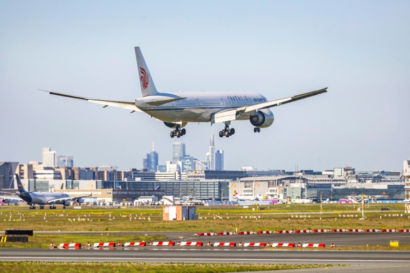 Un avion Boeing 777 ce a decolat de la Londra a aterizat de urgență în Siberia din cauza unei probleme la motoare