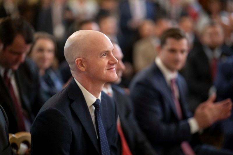 Șeful unei mari companii crypto spune că a concediat imediat programatorii care nu s-au grăbit să folosească instrumente AI