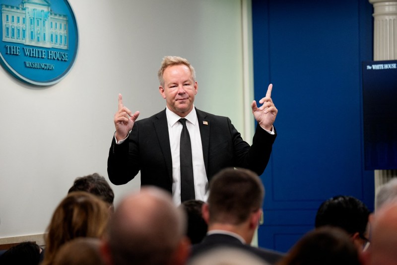 Jurnalistul american care l-a întrebat pe Zelenski de ce nu poartă costum a primit un cadou din partea unui jurnalist rus căruia i-a returnat o cameră