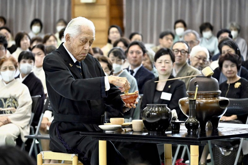 De la pilot kamikaze la apostol al păcii: Marele maestru al ceremoniei ceaiului Sen Genshitsu a murit la 102 ani