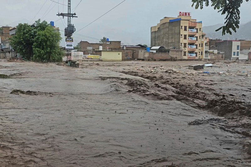 VIDEO Inundații catastrofale în Pakistan, soldate cu aproape două sute de morți  în 24 de ore. Printre ei, și echipajul unui elicopter