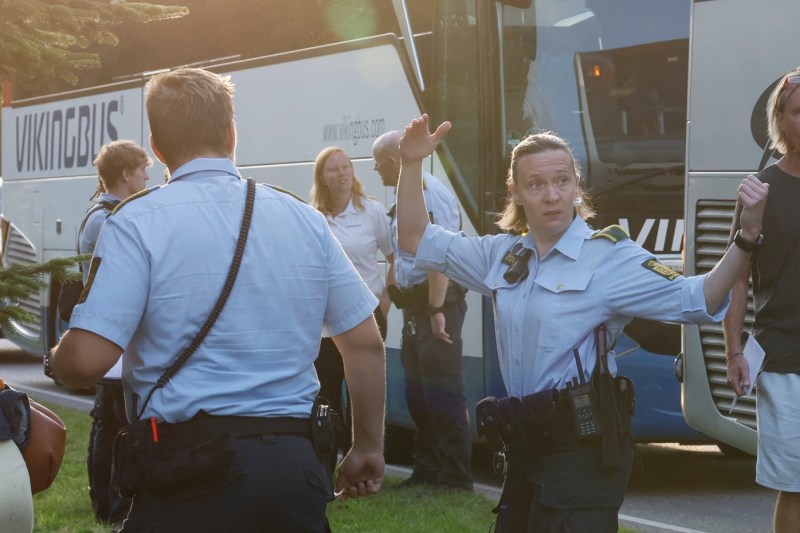 Grav accident feroviar în Danemarca. Mai multe vagoane ale unui tren au deraiat după o ciocnire cu un utilaj agricol