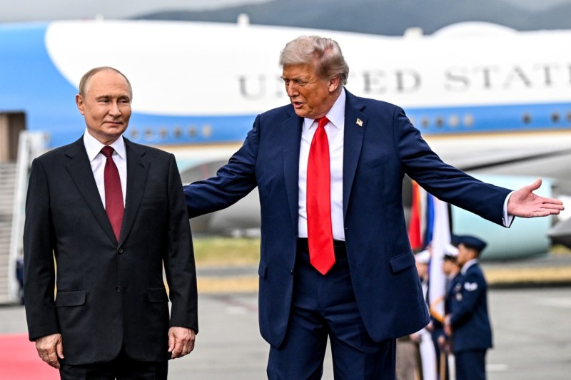 Demonstrație de forță militară: La primirea lui Putin în Alaska, Trump a etalat avionul care a atacat Iranul. Cum a reacționat liderul rus – VIDEO