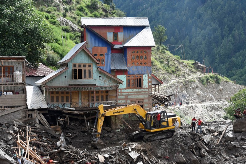 Zeci de morți și sute de dispăruți în urma unei ruperi de nori care a lovit Kashmirul indian