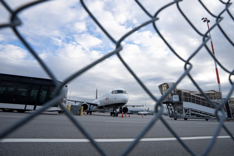 Toate avioanele unei companii aeriene importante rămân la sol din cauza grevei însoțitorilor de zbor