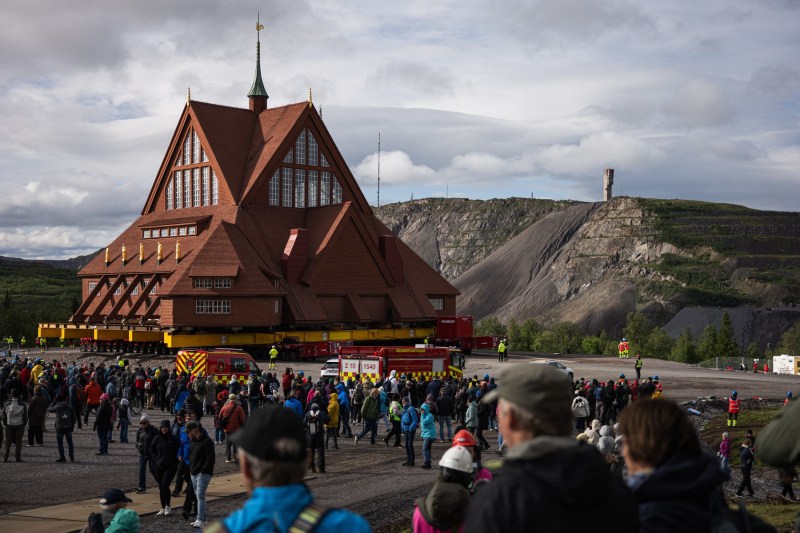 Biserica de lemn din Kiruna, mutată într-un nou loc mai la est / Sursă foto: Jonathan NACKSTRAND / AFP / Profimedia