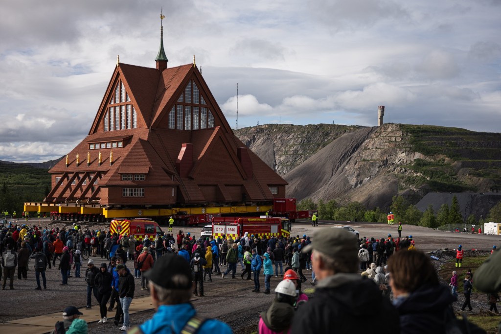 Biserica de lemn din Kiruna, mutată într-un nou loc mai la est / Sursă foto: Jonathan NACKSTRAND / AFP / Profimedia