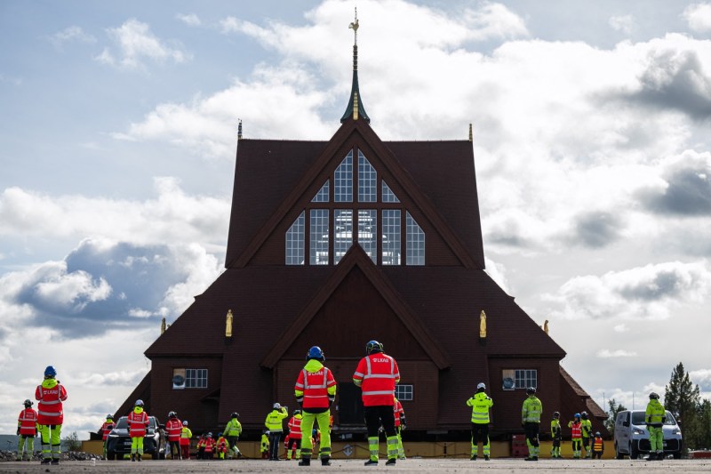 FOTO Operațiune spectaculoasă de mutare a unei clădiri emblematice pentru Suedia. Drumul de 5 km a durat două zile
