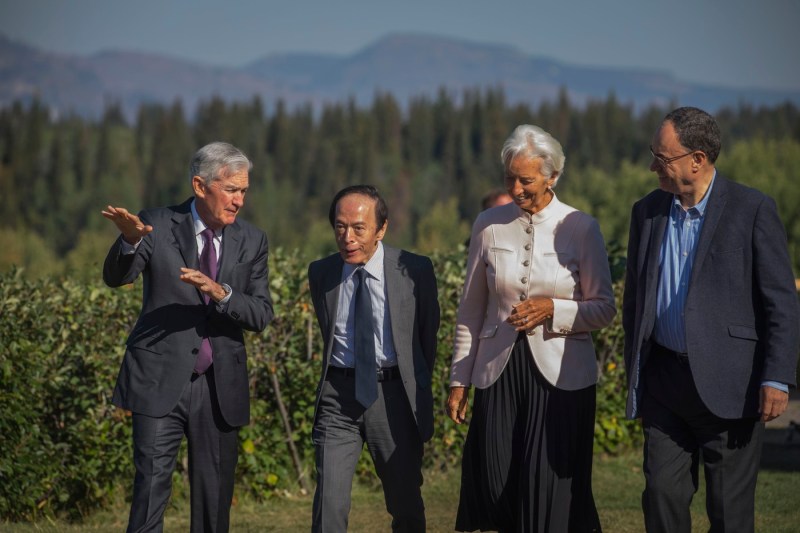 „Fără imigranți nu veți avea muncitori și veți pierde miliarde” – avertismentul celor mai mari bănci centrale