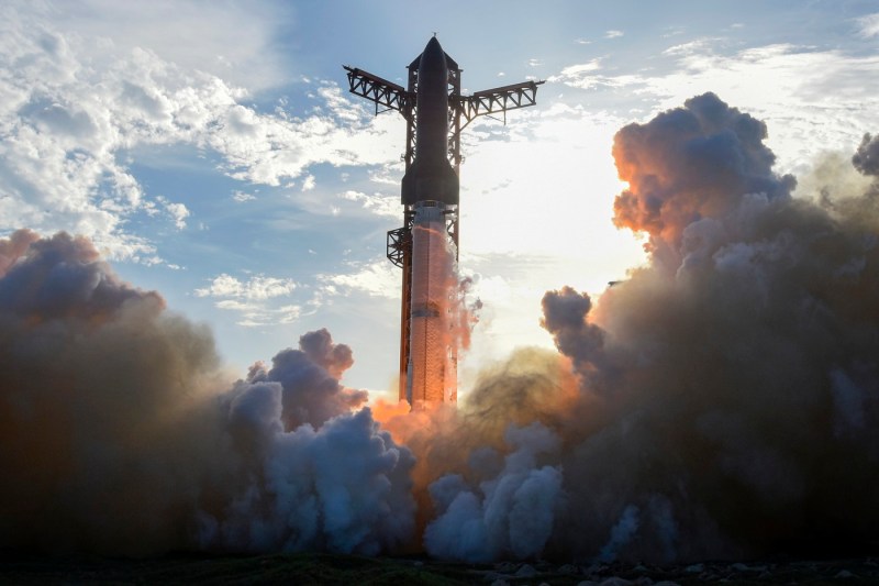 VIDEO Momentul în care Starship, mega-racheta lui Elon Musk, reușește zborul de testare, după o serie de eșecuri / „Este o zi mare pentru NASA”