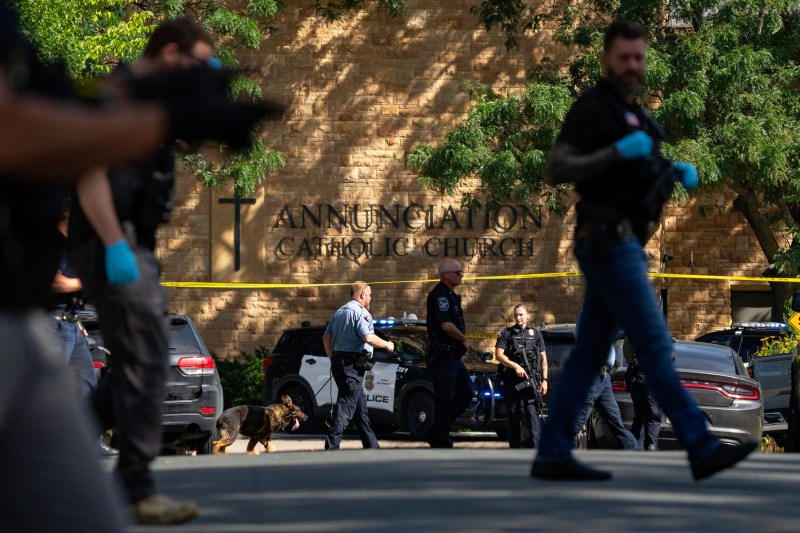 FBI investighează atacul armat asupra unei biserici din Minneapolis drept „o crimă motivată de ură împotriva catolicilor”