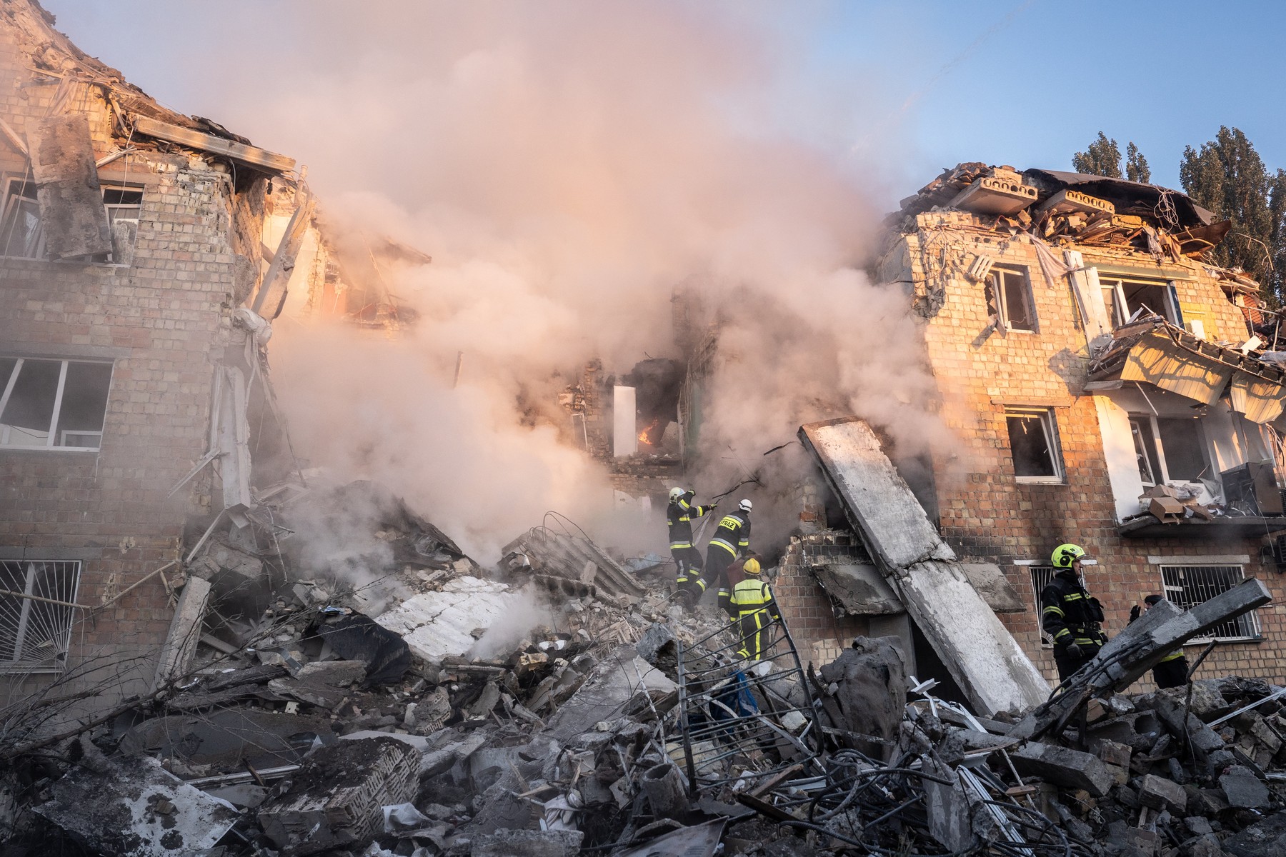 Kremlinul afirmă că Rusia vrea negocieri, dar continuă atacurile