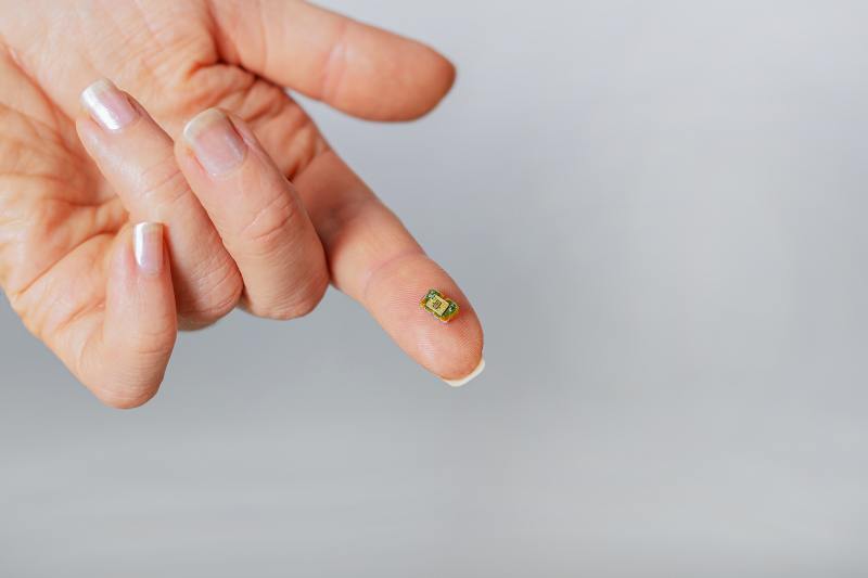 VIDEO Cercetătorii au creat în premieră microroboți minusculi care se pot mișca și comunica în apă