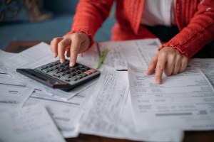 Facturi la electricitate. Fotografie ilustrativă de Grusho Anna / Shutterstock