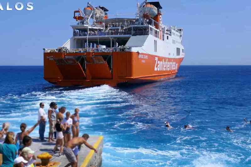 VIDEO Amenzi împărțite de poliție pe o insulă din Grecia pentru un obicei popular printre turiști și localnici