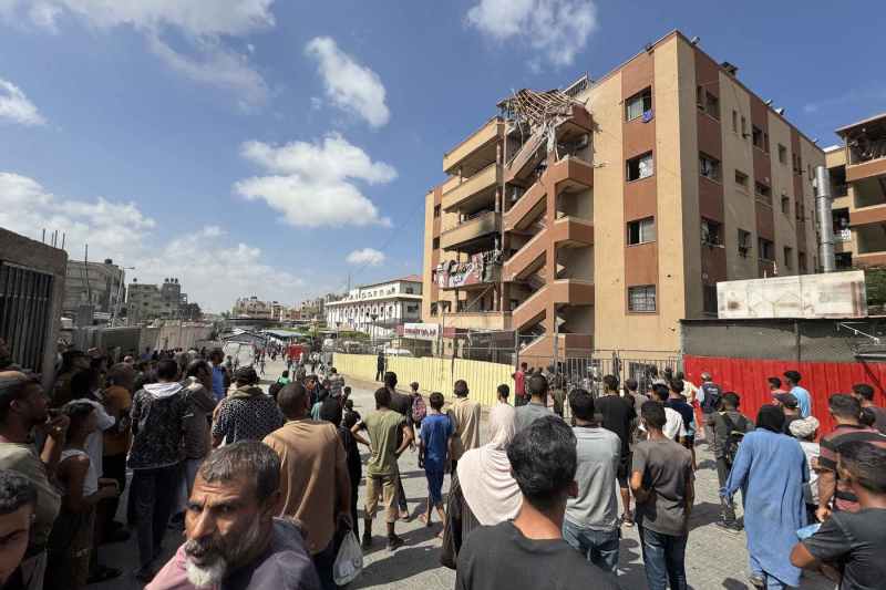 VIDEO Cinci jurnaliști, unii din echipele Reuters, AP și Al Jazeera, printre cei 20 de oameni uciși de un atac israelian asupra unui spital din Gaza / Ce spune Israelul