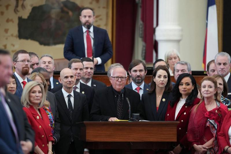 Împinși de Trump, republicanii din Texas redesenează harta electorală pentru a câștiga noi mandate în Congres / Democrații promit să se răzbune în California