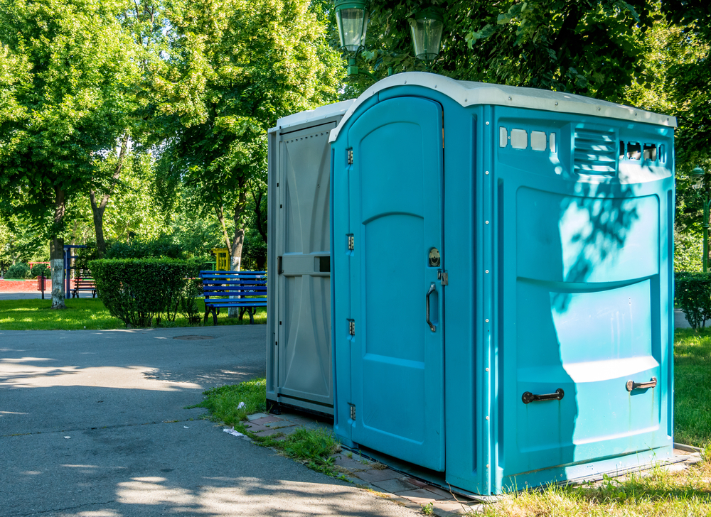 Recunosc: am ajuns în punctul în care mi-aș dori să existe toalete publice cu plată, dar cu garanția că sunt curate, funcționale, igienizate la fiecare oră. FOTO: Shutterstock