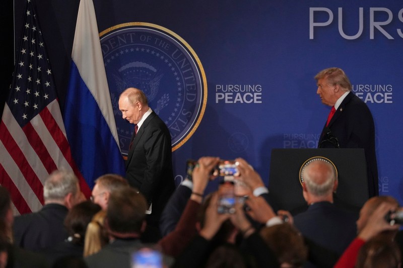 Summitul Trump-Putin s-a terminat neclar, cu laude reciproce, dar fără rezultat / „Nu există acord până nu ajungem la unul”, a admis Trump / Discuțiile extinse au fost anulate / Rusia exultă, Trump are un sfat pentru Zelenski – VIDEO