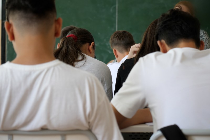 REPORTAJ Cazul de succes al școlii dintr-un județ sărac, unde profesorii au atras fonduri europene ca să-i motiveze pe copii să termine cel puțin opt clase. „Să vadă că lumea poate fi și altfel decât cea a părinților lor”