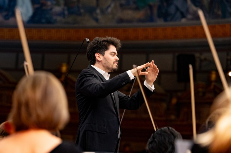„Muzica clasică nu este pentru elite și se poate asculta acasă, pe Spotify sau YouTube”. Interviu cu Lahav Shani, unul dintre cei mai apreciați dirijori contemporani